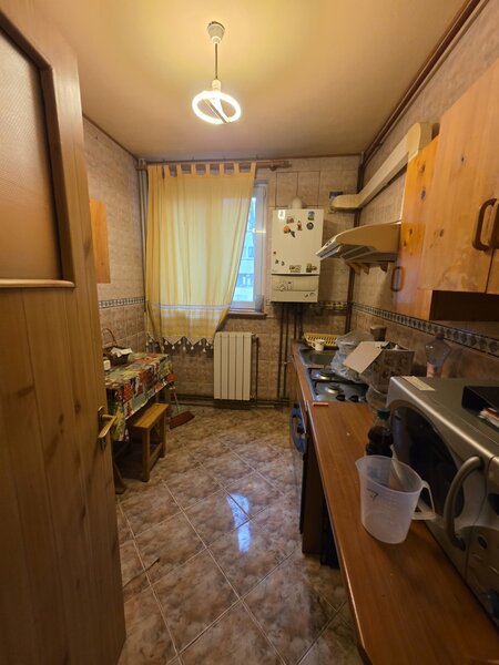 Titan, chiar la intrare in Parcul IOR, pe Lunca Bradului, la Scoala 195