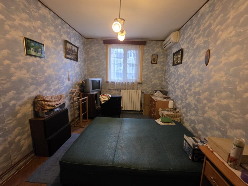 Titan, chiar la intrare in Parcul IOR, pe Lunca Bradului, la Scoala 195