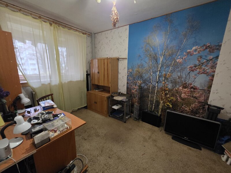 Titan, chiar la intrare in Parcul IOR, pe Lunca Bradului, la Scoala 195