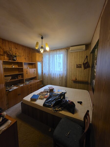 Titan, chiar la intrare in Parcul IOR, pe Lunca Bradului, la Scoala 195