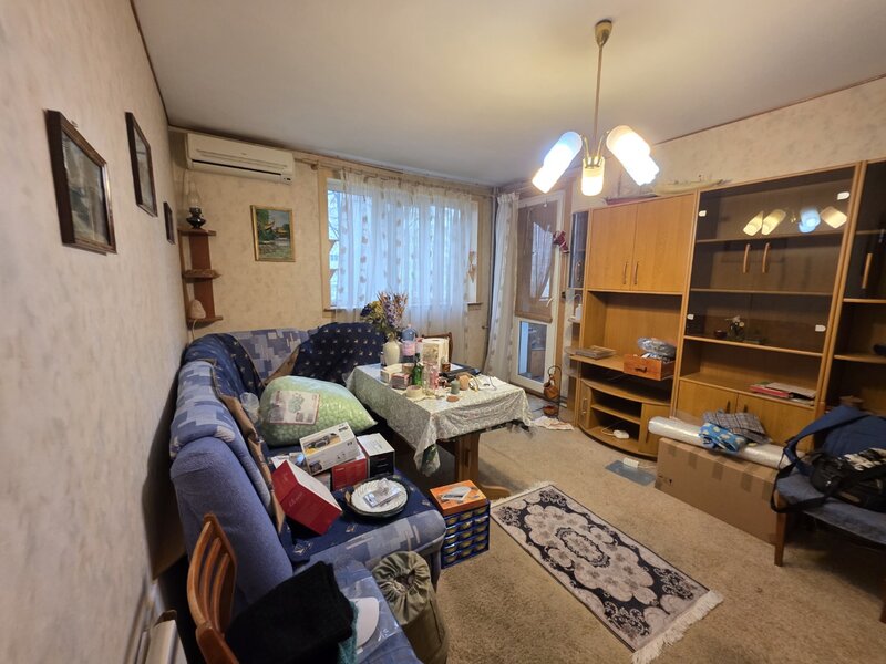 Titan, chiar la intrare in Parcul IOR, pe Lunca Bradului, la Scoala 195